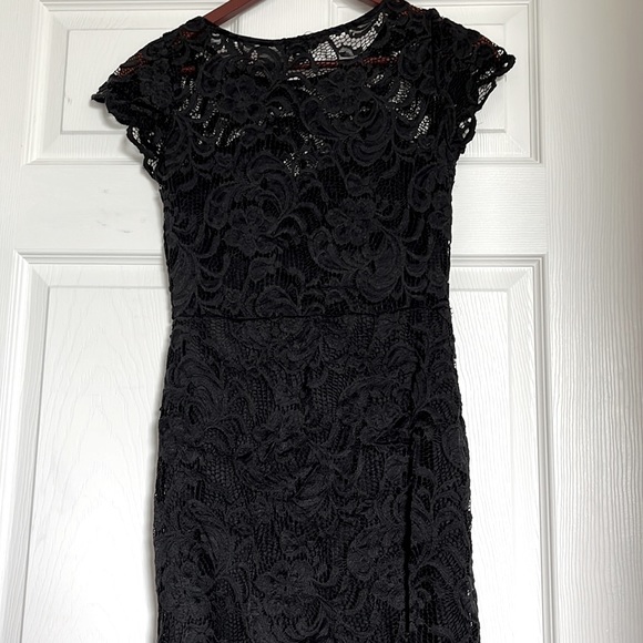 Black lace fitted mini dress with see-through back - Picture 2 of 2
